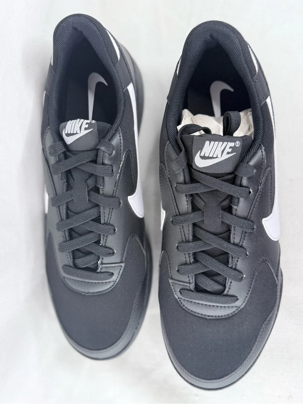 Nike Terra Manta Men’s 11 Black and White Low-Top Sneakers